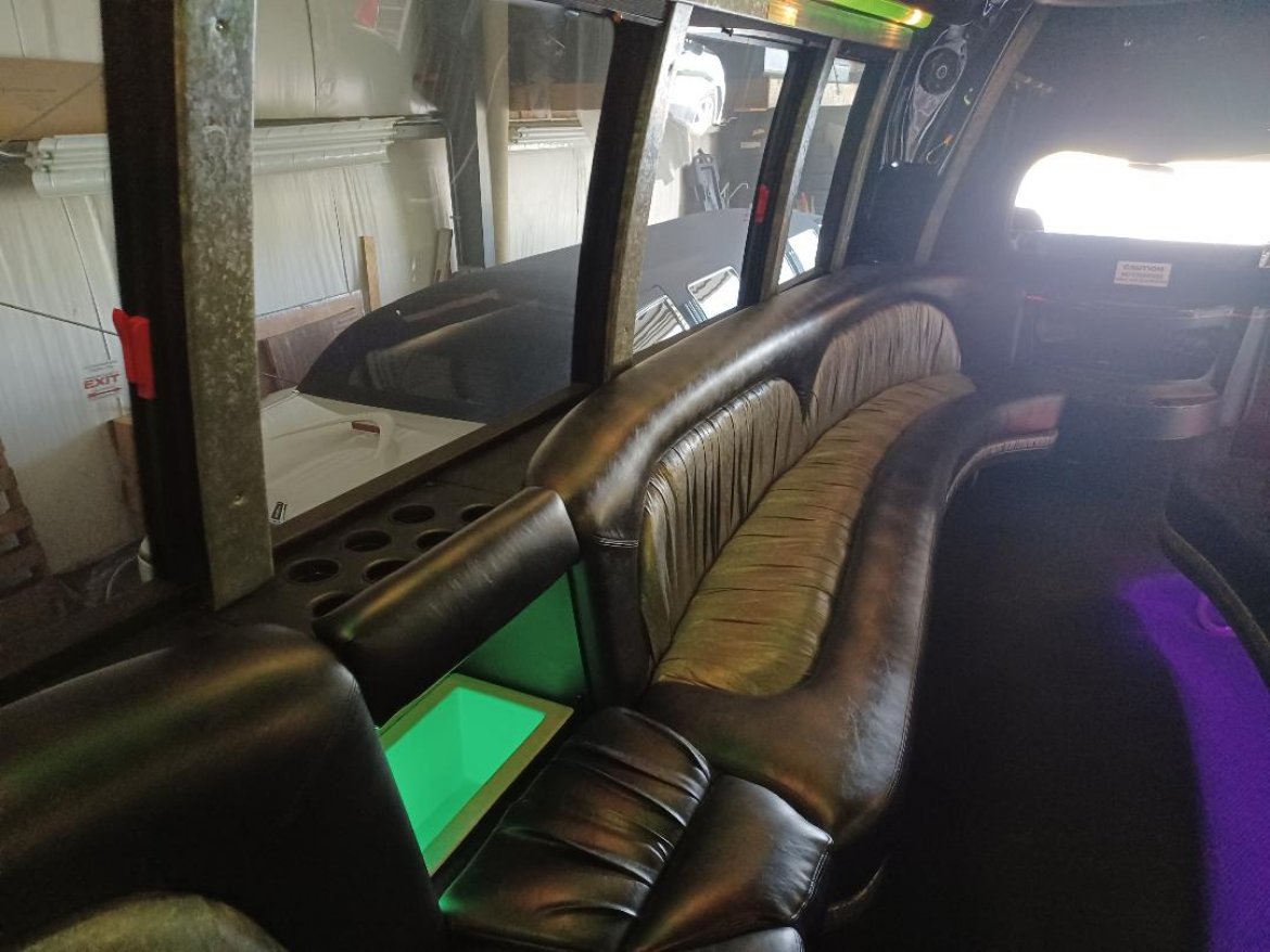 2007 Freightliner Limo Bus
