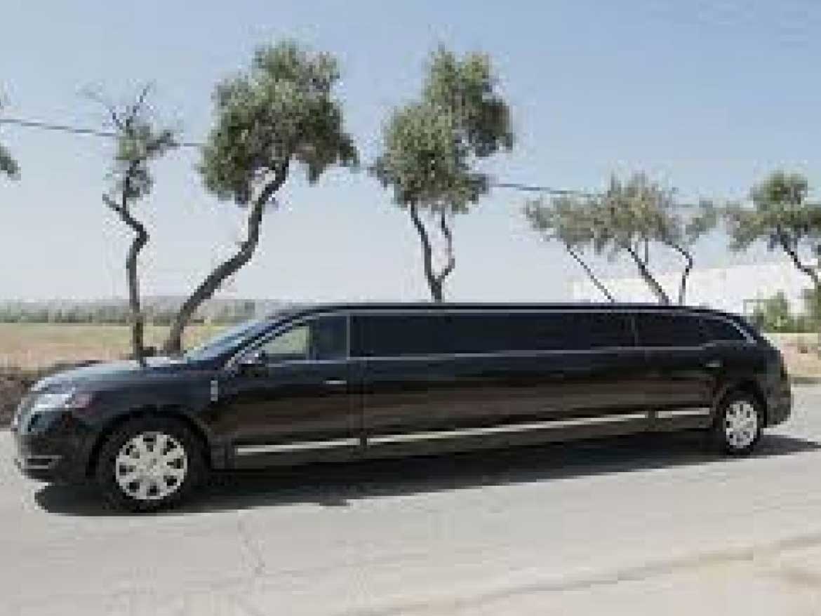 2013 Lincoln MKT Limousine