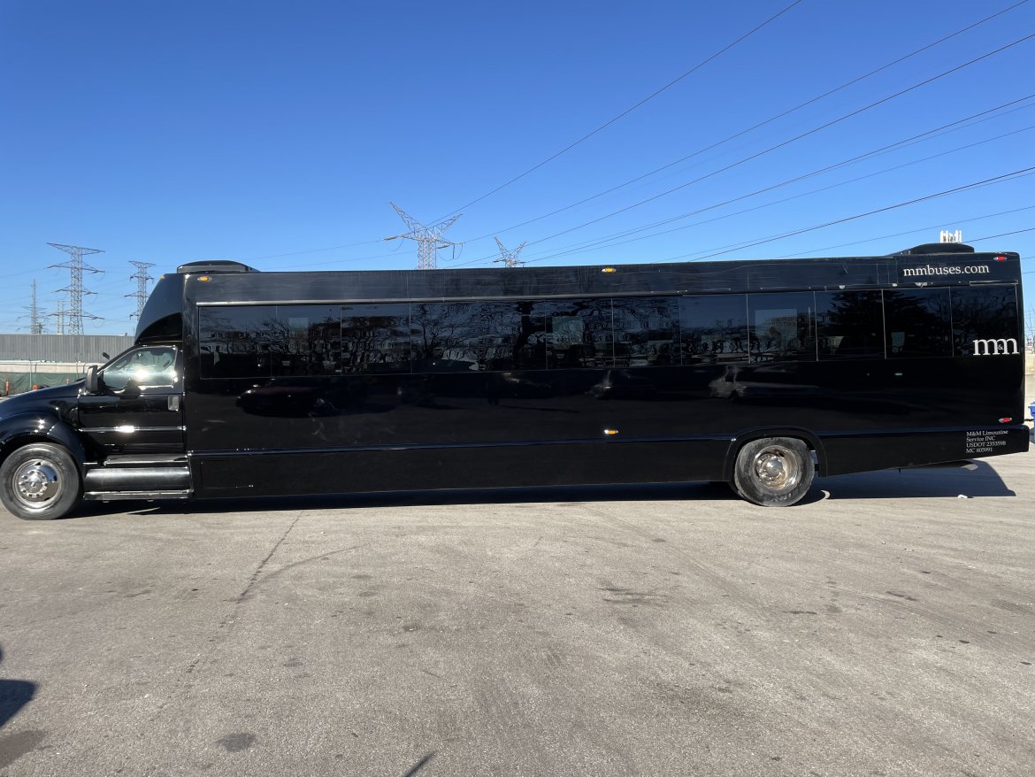 2015 Ford F-750 Shuttle Bus