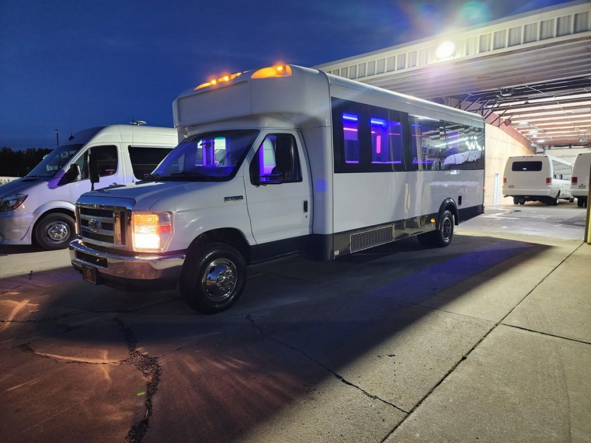 Used 2014 Glaval Ford E450 336 Limo Bus by Global Motor Coach