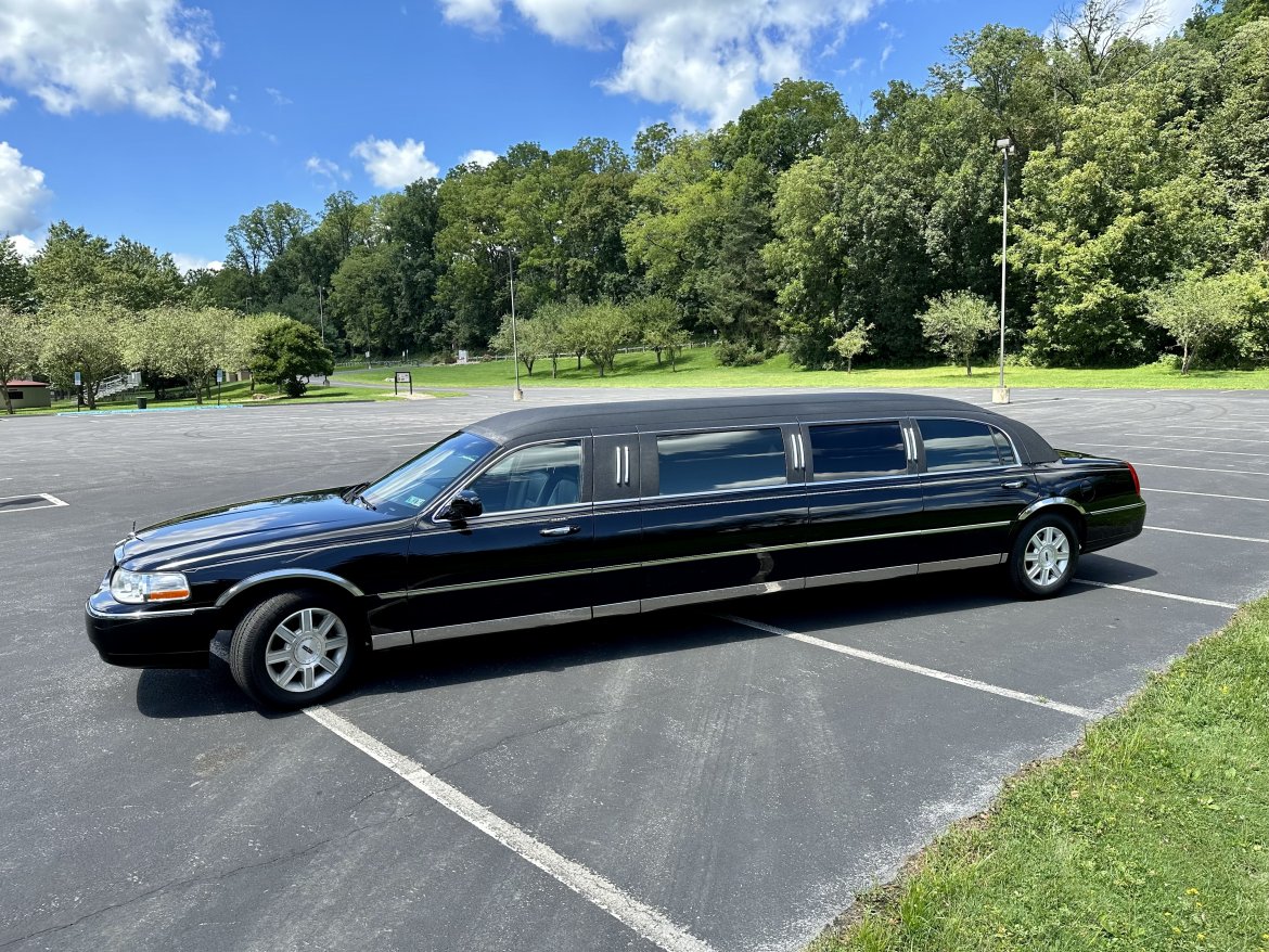 Used 2007 Lincoln Town Limousine