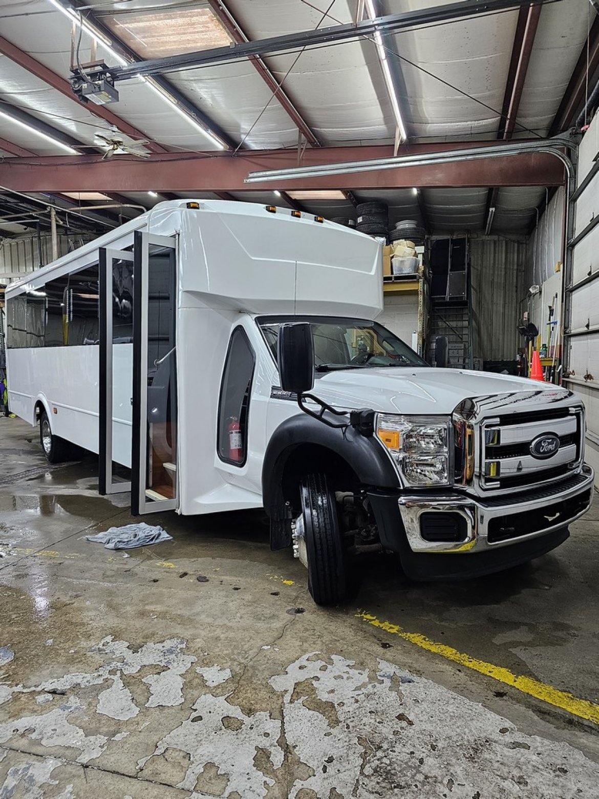 Used 2013 White Ford F550 Limo Bus - 28 Passenger