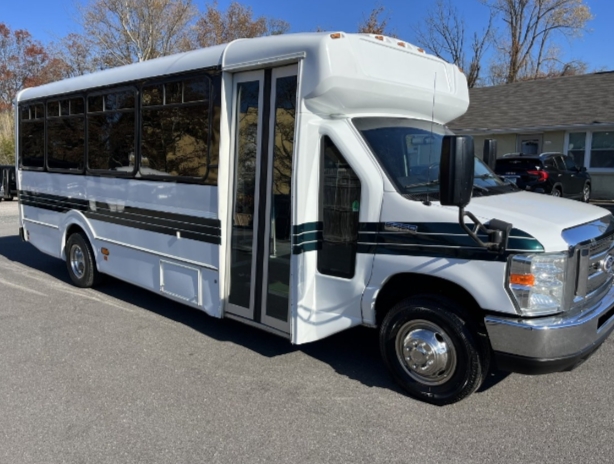 2015 Ford E 450 by Champion