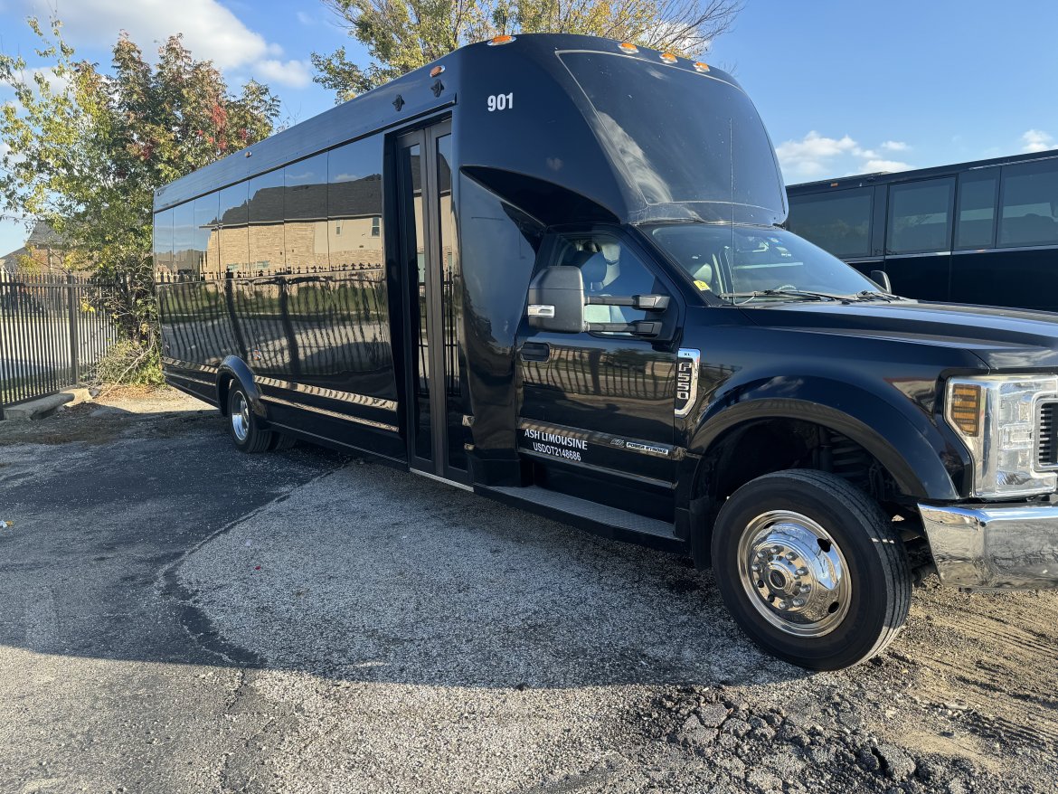 Used 2018 Ford F550 Shuttle Bus